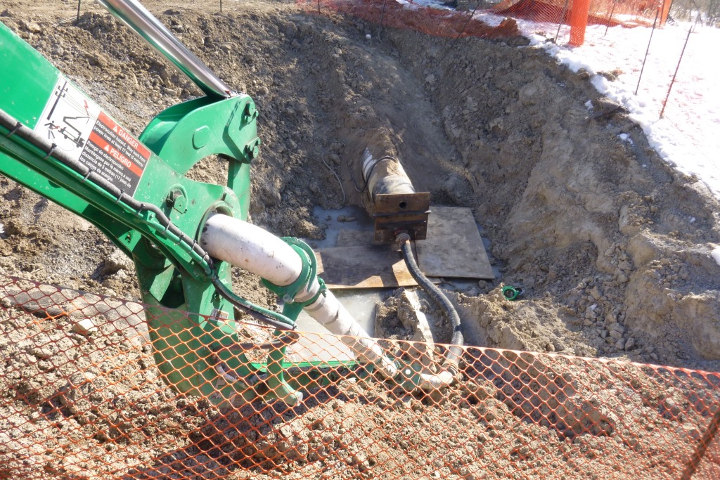 Grout fill line connected to an exposed pipeline end during pipe abandonment