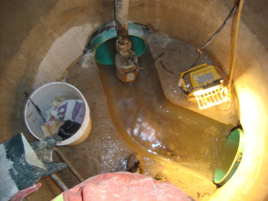 Injection packers and pump lines at a manhole pipe penetration during resin injection